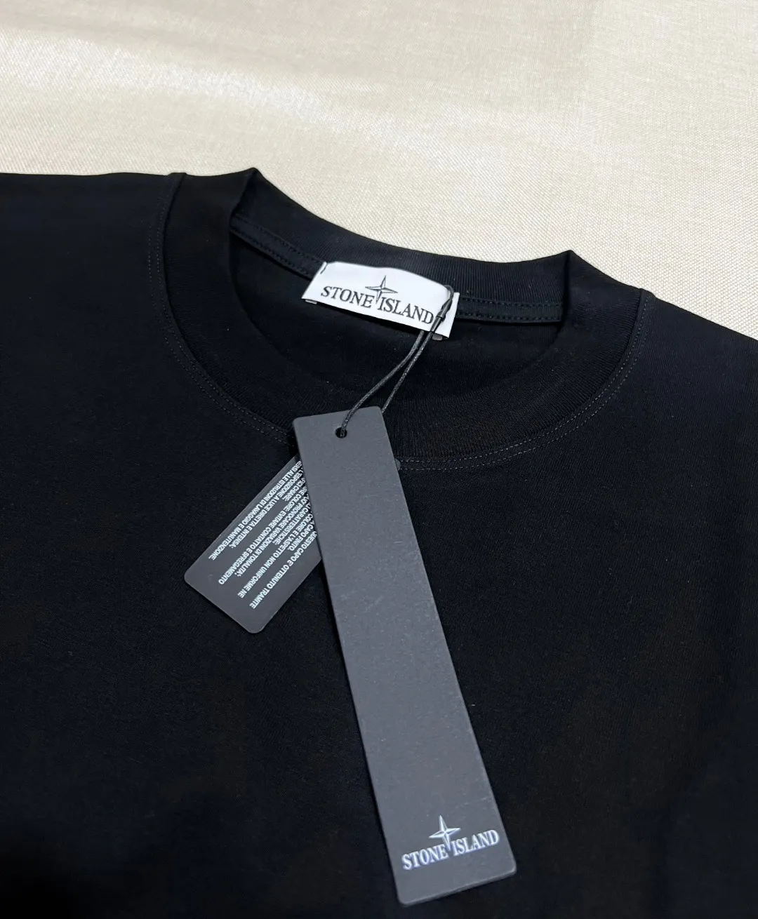 P140 STONE ISLAND top version, differentiated currency, 2025ss official website synchronization, embroidered small label LOGO short-sleeved T-shirt, 64 counts, high density 240g double yarn pure cotton, imported machine embroidered small label, embroidered letters are clean and neat, supports NFC scanning code to enter GW, YB ready-to-wear fabric collar hemming, shoulder bone and tight thread It will not deform after being worn for a long time. It has been washed with high temperature for 4 times. It does not fade, shrink or pill. It is comfortable and stretchable. It is a must-have wardrobe item. Same style for men and women. Five colors: lilac gray, dark gray, white, black, copper brown. Size: XS-L. Maximum L can wear 200 pounds.